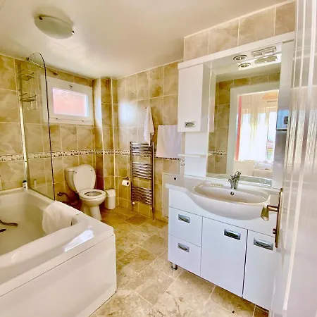 Spacious 4 Bedroom With Private Pool And Unlimited Wifi *
