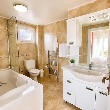 Spacious 4 Bedroom With Private Pool And Unlimited Wifi 빌라 페티예