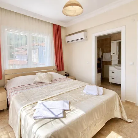 Spacious 4 Bedroom With Private Pool And Unlimited Wifi 페티예